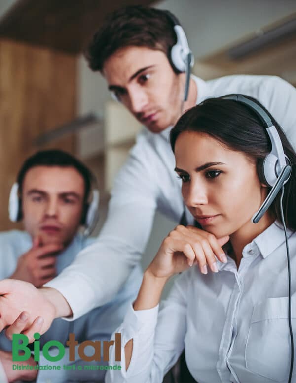 Consulente Biotarl al telefono con un cliente per la consulenza gratuita sui tarli